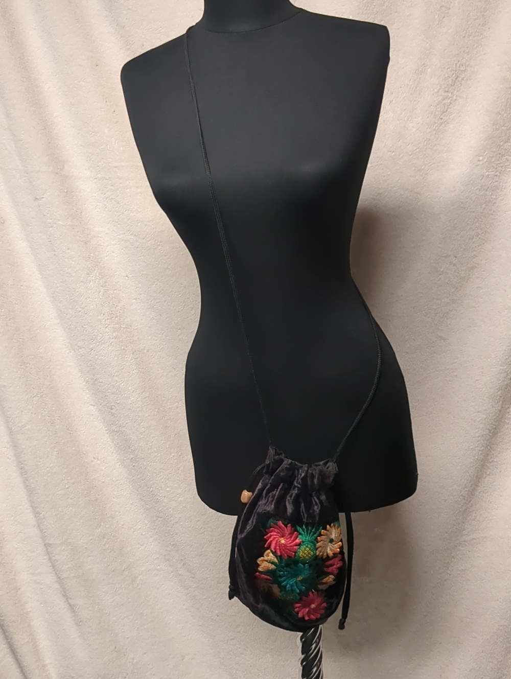 Women’s Velvet Drawstring Bucket Bag in Dark Purple